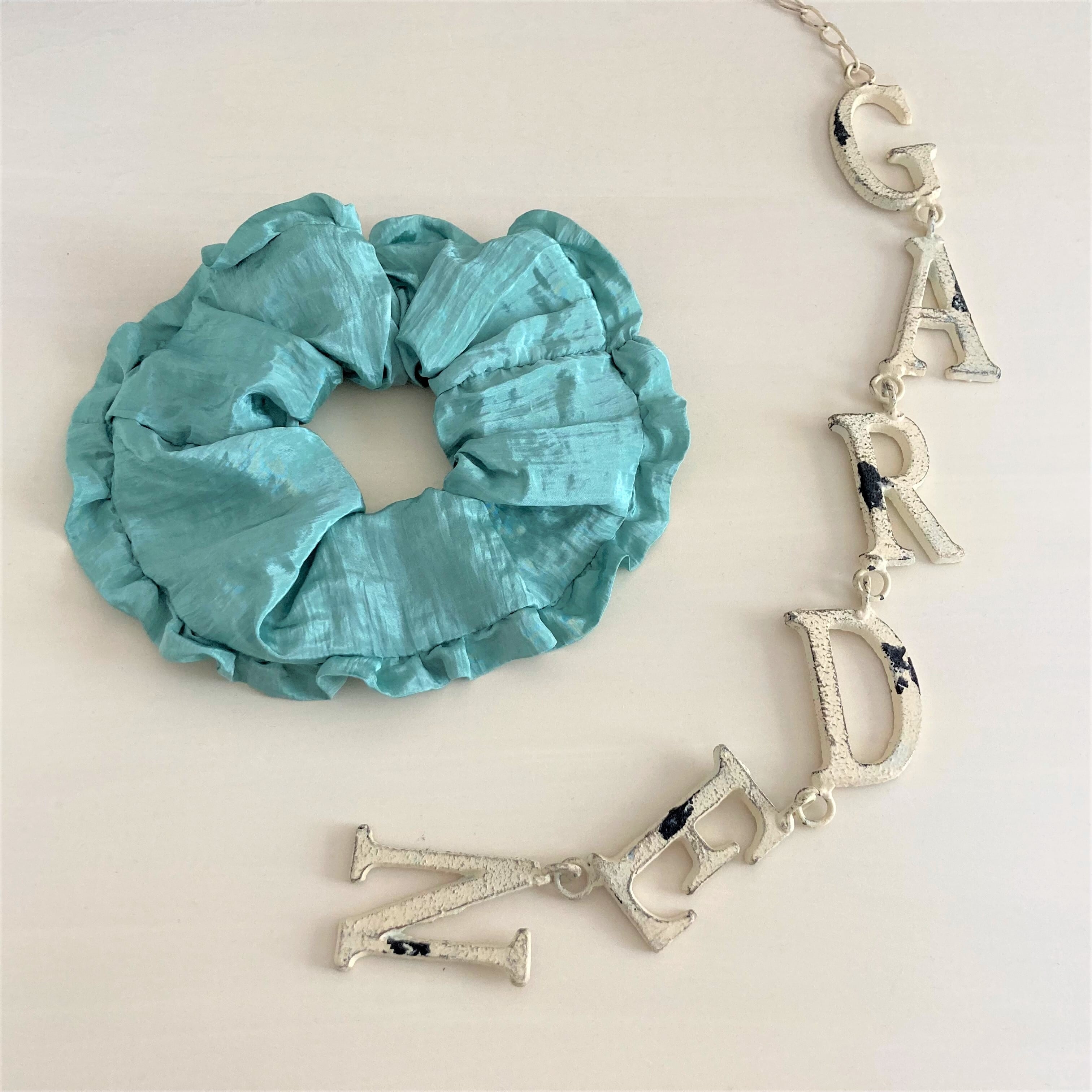 専用❤︎エメラルドグリーン×ベルト柄❤︎チャーム付きシュシュ 専用❤︎エメラルドグリーン×ベルト柄❤︎チャーム付きシュシュ お