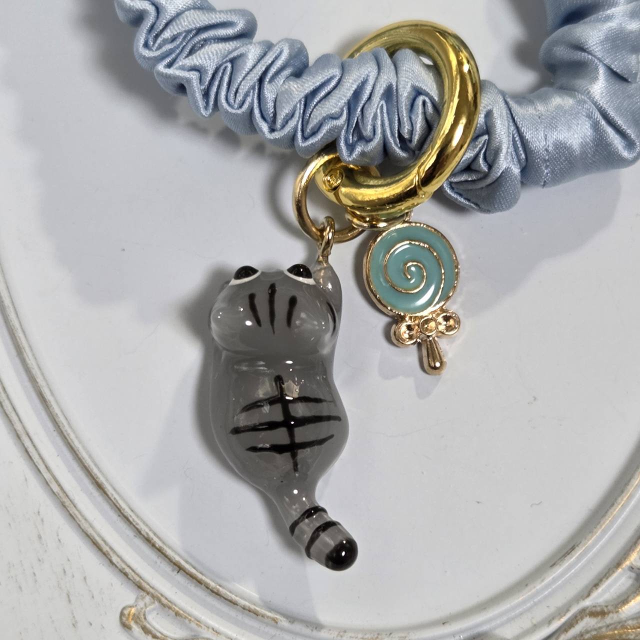 受注販売】サバトラにゃんこのシュシュ❉ブルーのキャンディーチャーム