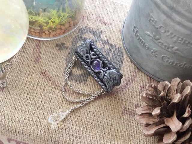 アイオライトのエンブレムブローチ