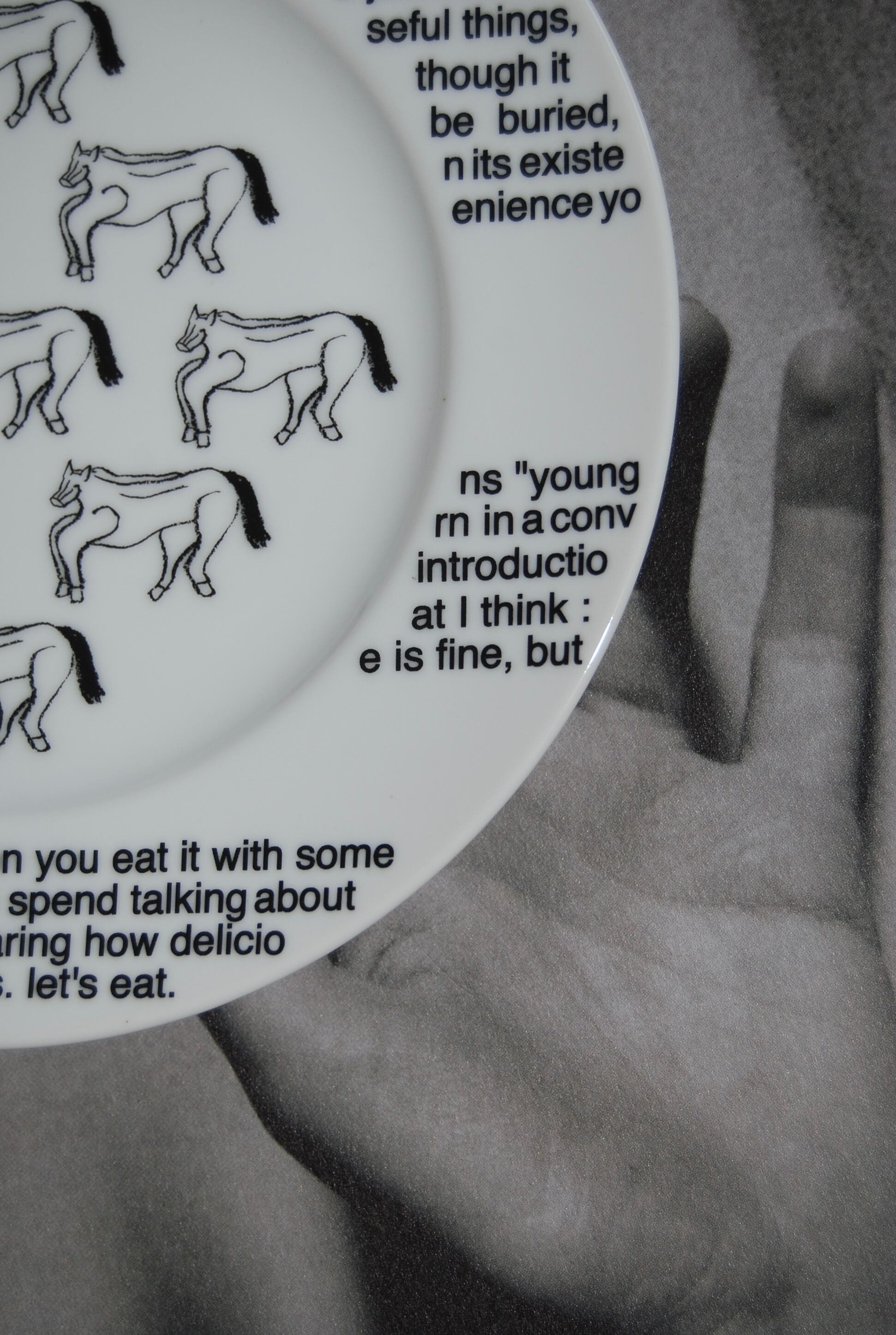 CONVENIENCE YOUNG プレート　馬柄 Layout Horse Plate (165x165mm) | CONVENIENCE YOUNG