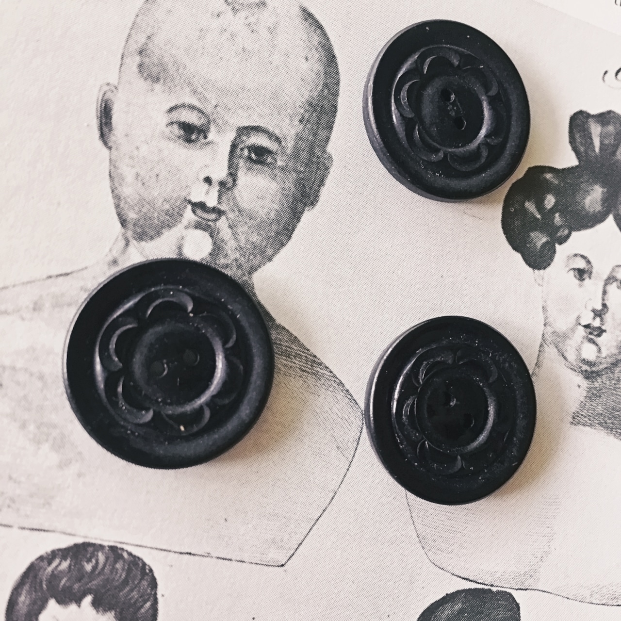 フランス 1900s 幾何学の黒花とgalalithe製ボタンセットe アンティーク