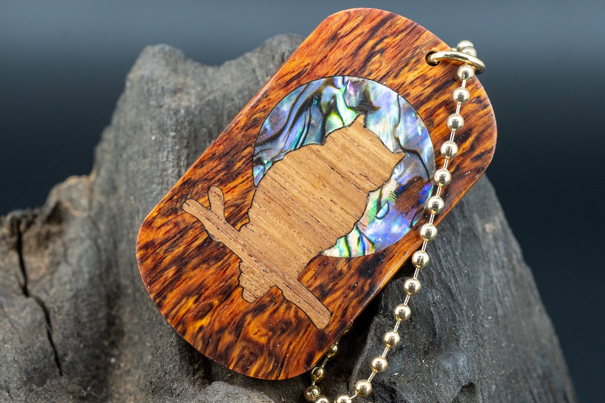 【東洋のローズウッド】 縞紫檀 変わり杢 ドッグタグ 象嵌 夜とミミズク