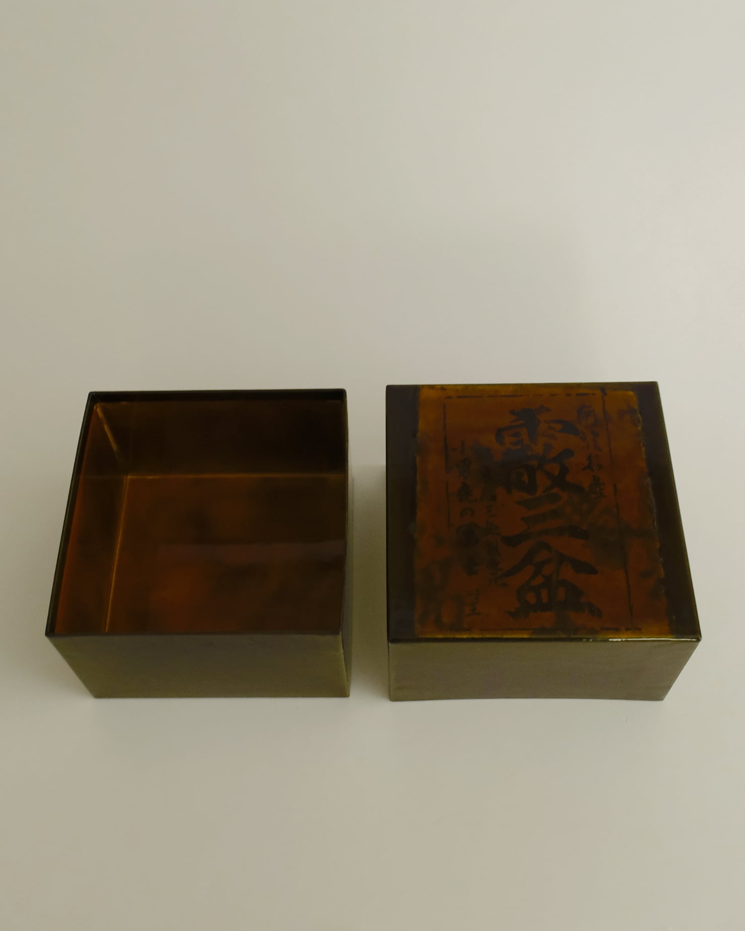 漆の菓子箱｜霰三盆 | あわいもん