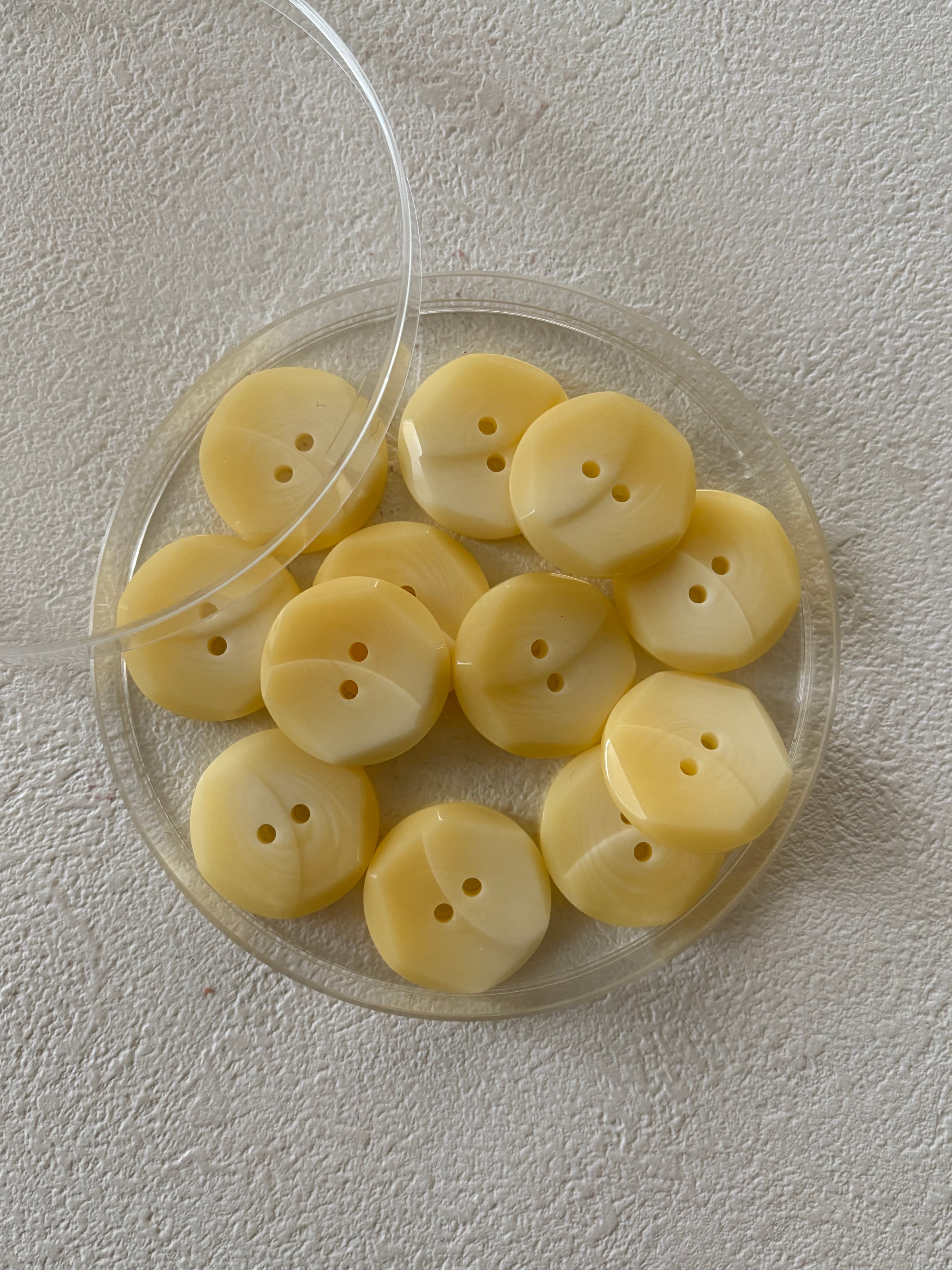 Japanese Vintage ボタンレモンイエロー 22mm 六角形 2個セット レトロ アクセサリーパーツ 二つ穴
