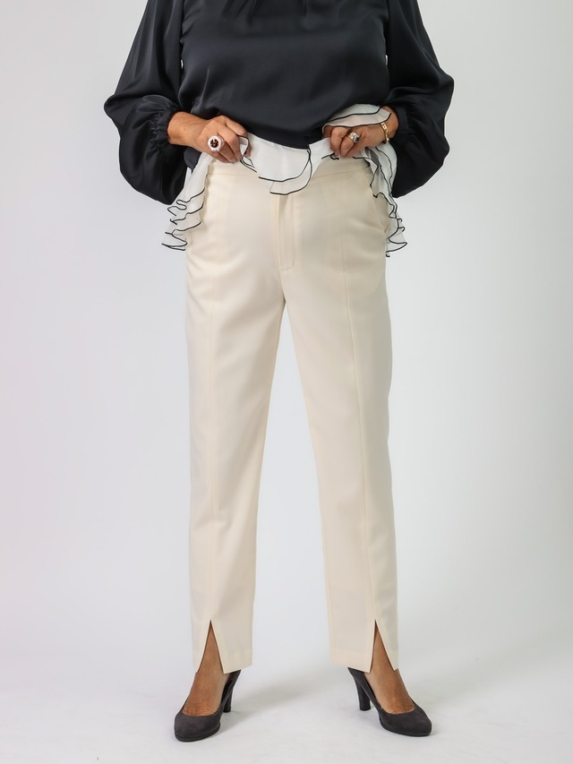 テーパードスリット入りパンツ(BEATRICE）