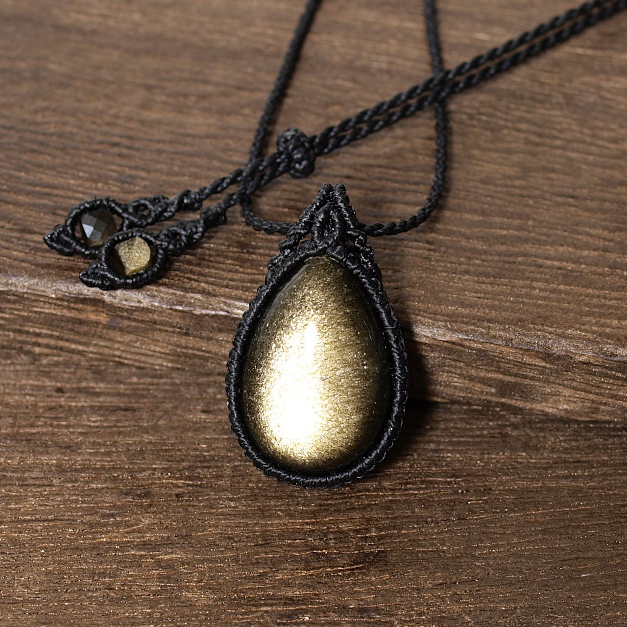一点物】ゴールドオブシディアン雫型ルースを包んだマクラメネックレス