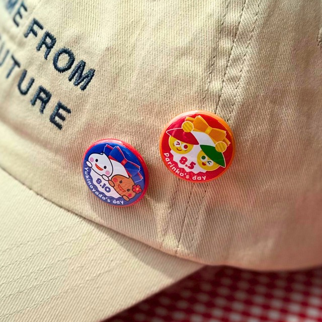 ぬいぐるみ用　記念日限定缶バッチ＆ディスプレイ用台紙【雪の宿】