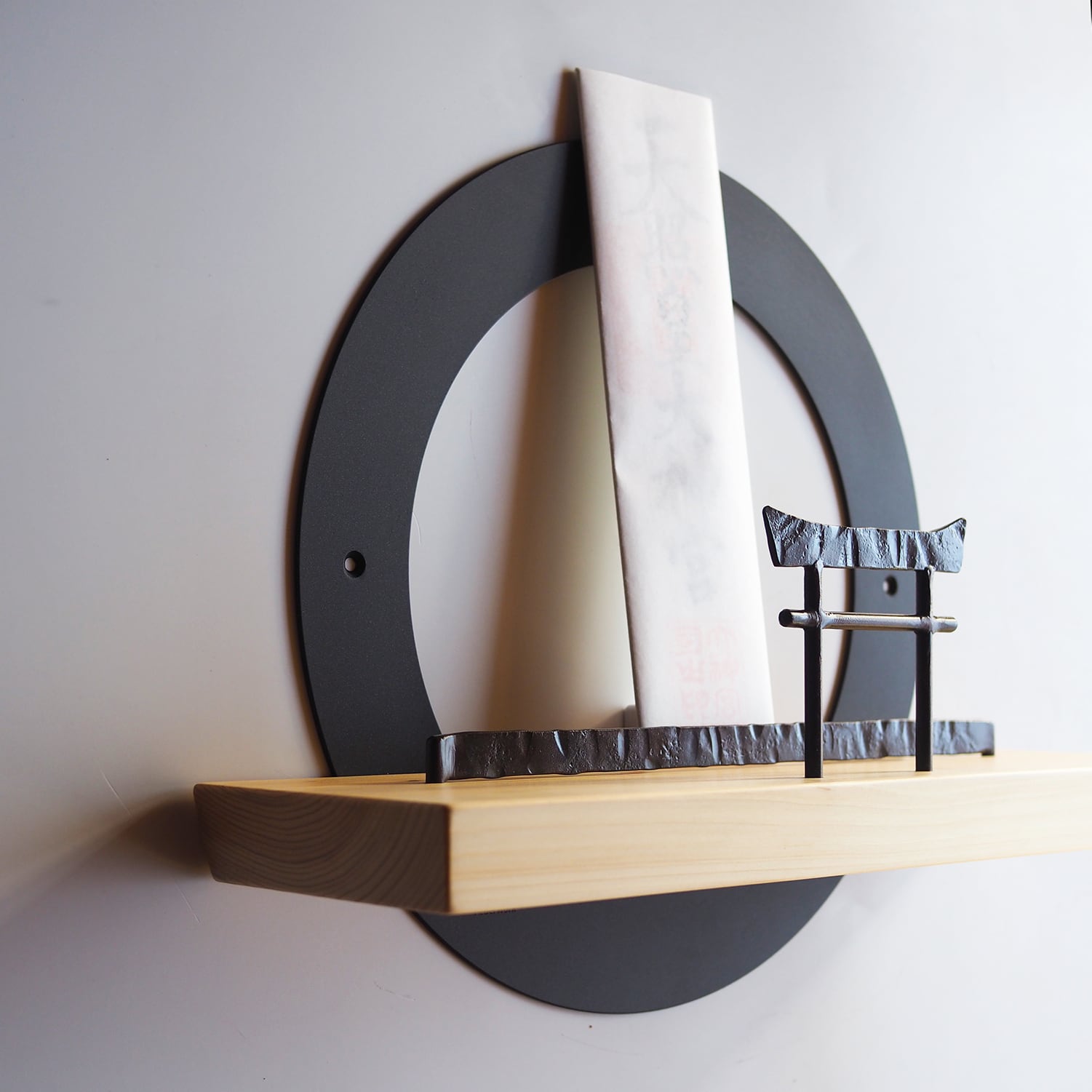 壁付け］アイアンのモダン神棚（御札三枚）鉄の輪 + 鍛鉄の鳥居 × 国産