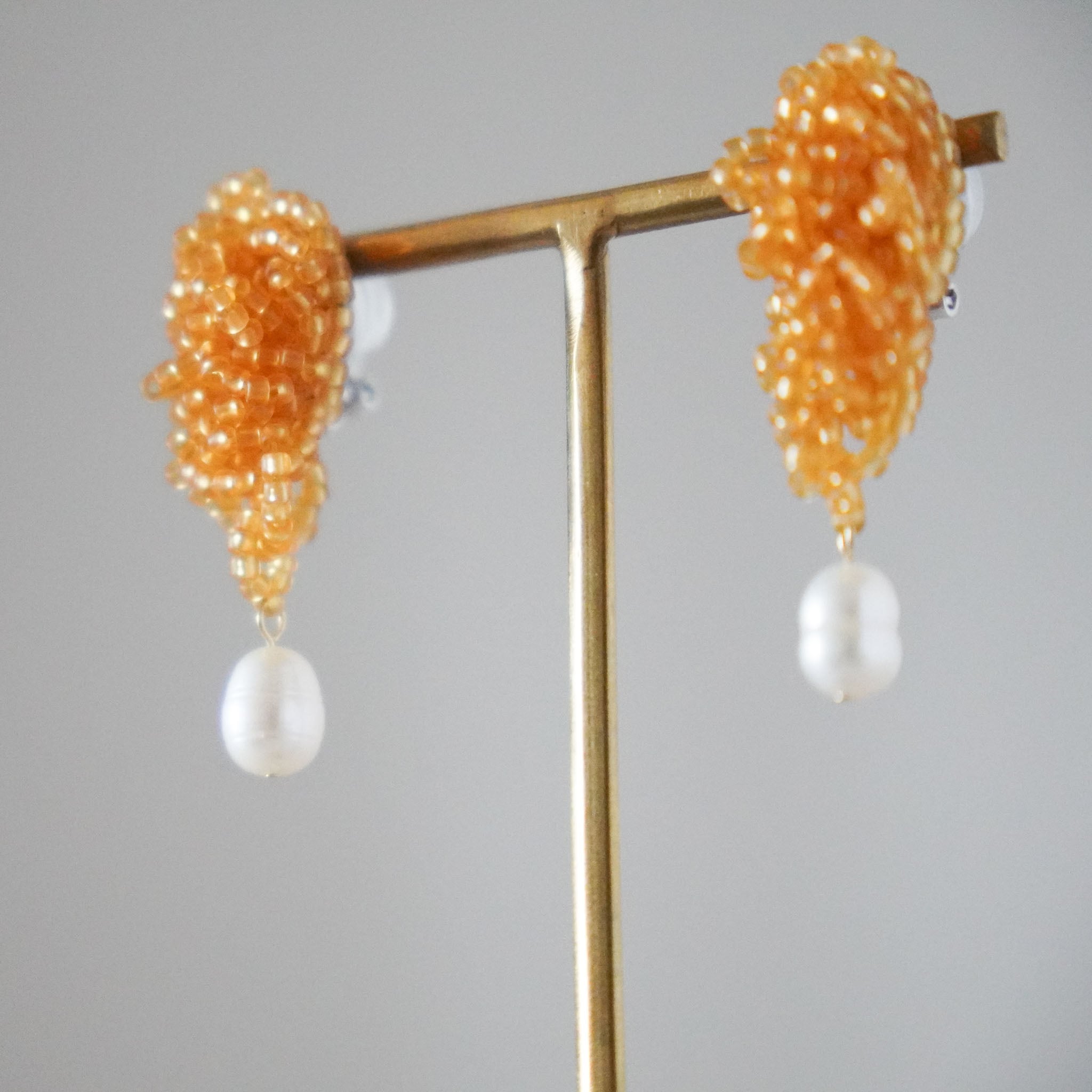 くしゅくしゅビーズ刺繍アクセサリー*淡水パールとオレンジ | MOHE