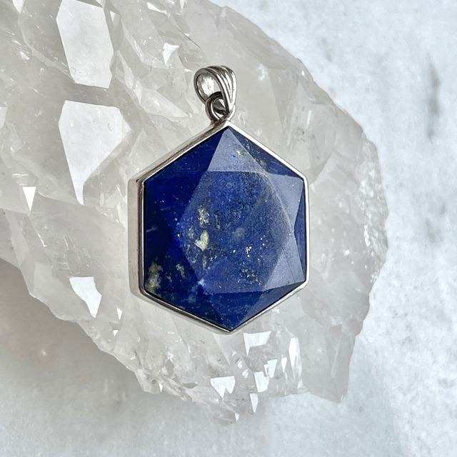 【ノートルダム大聖堂にてアチューメント】【超美石】六芒星（ダビデの星）　ラピスラズリ　ペンダントトップ　7198