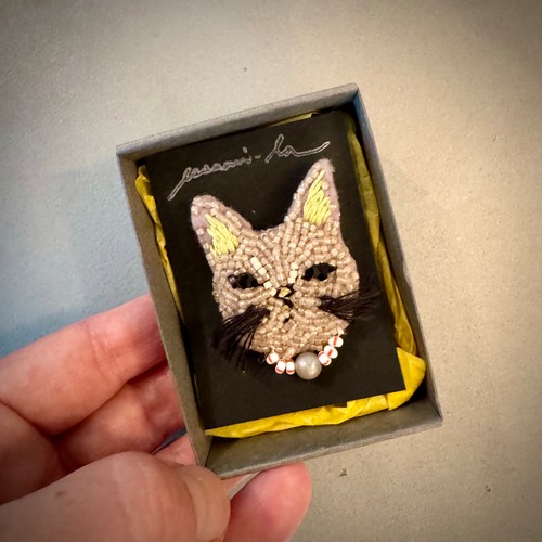 cat ブローチ  beige