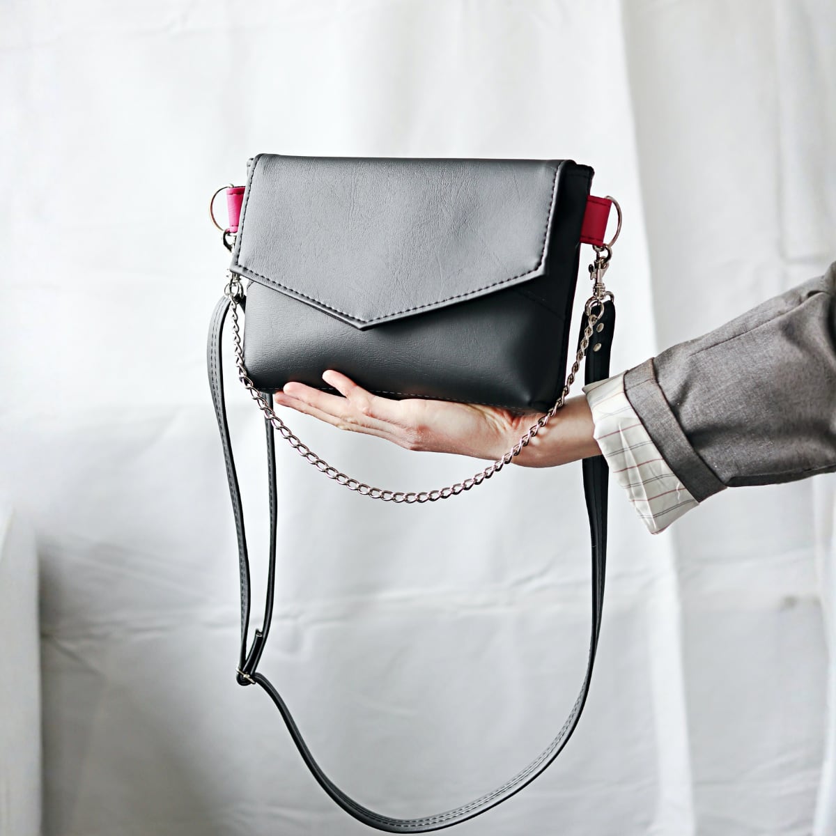 SUGULOVAS Envelope Chain Bag - Black/Pink