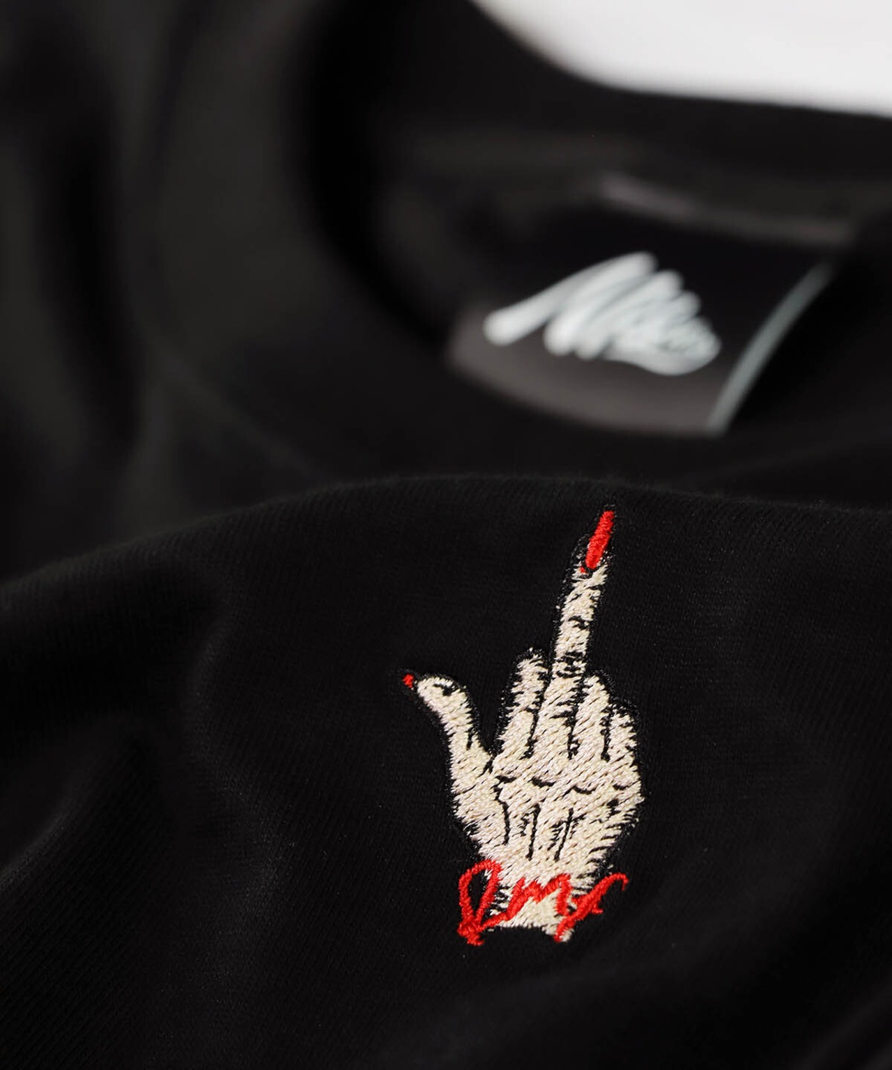 RAISE MIDDLE FINGER - 刺繍Tee (Mサイズ)