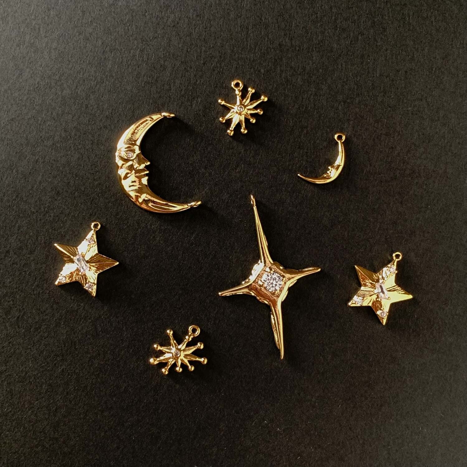 再入荷〉三日月顔メタルチャームM（21mm） | Dua-アクセサリーパーツ