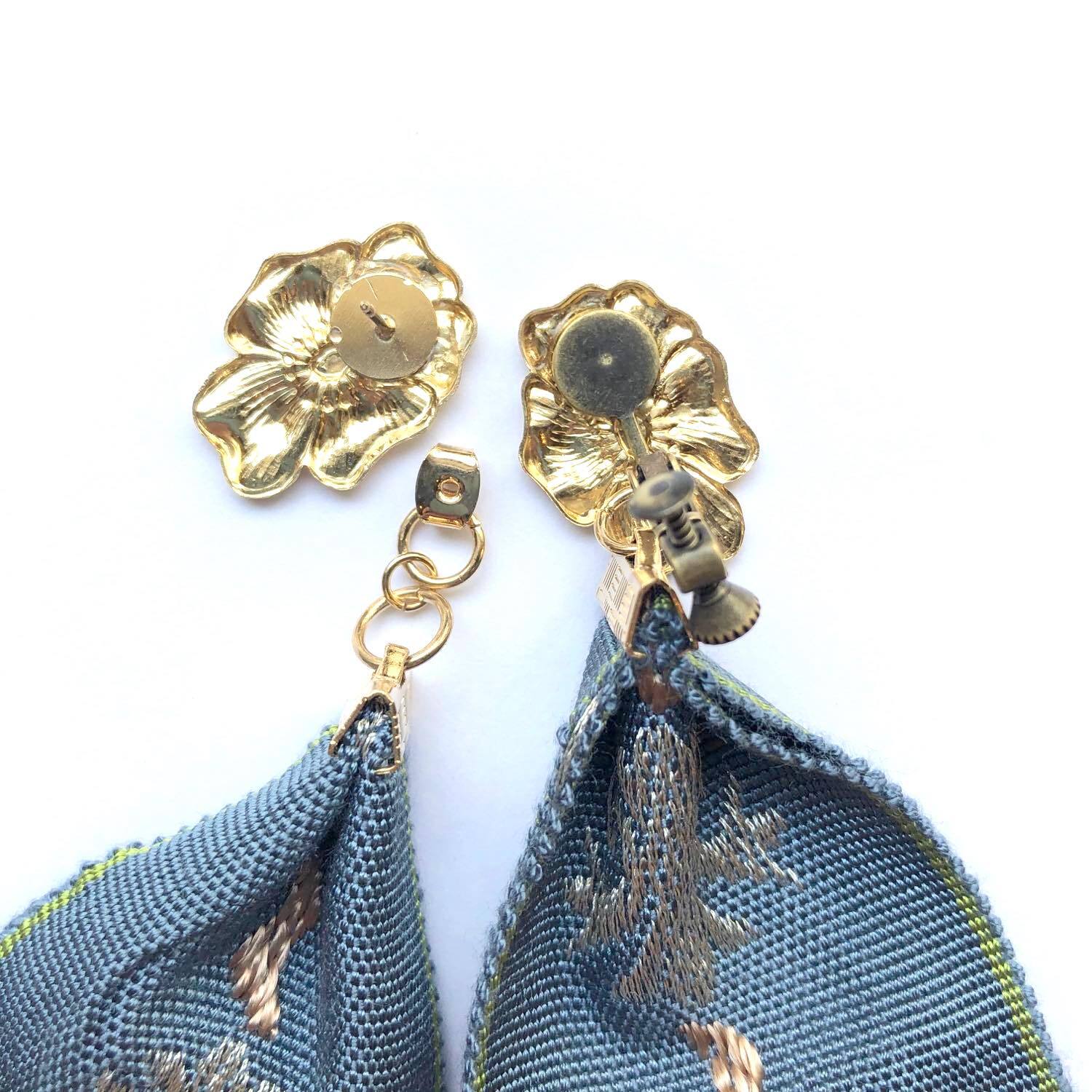 USお花トップと水色リボンタッセルの〈ピアス/イヤリング〉 | Dua