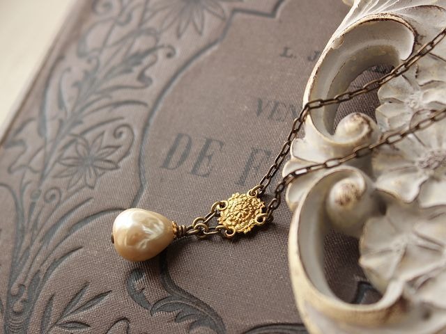 ティアドロップのガラスパールが揺れる、クラシカルなネックレス アンティーク・スタイル