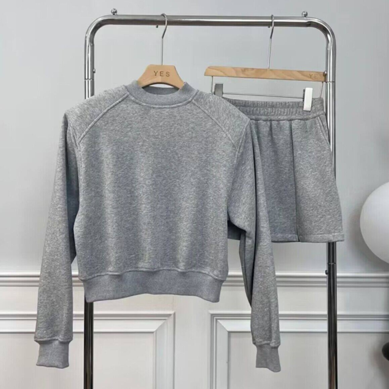 Sweatshirt top and high-waisted mini skirt setB (ME368)