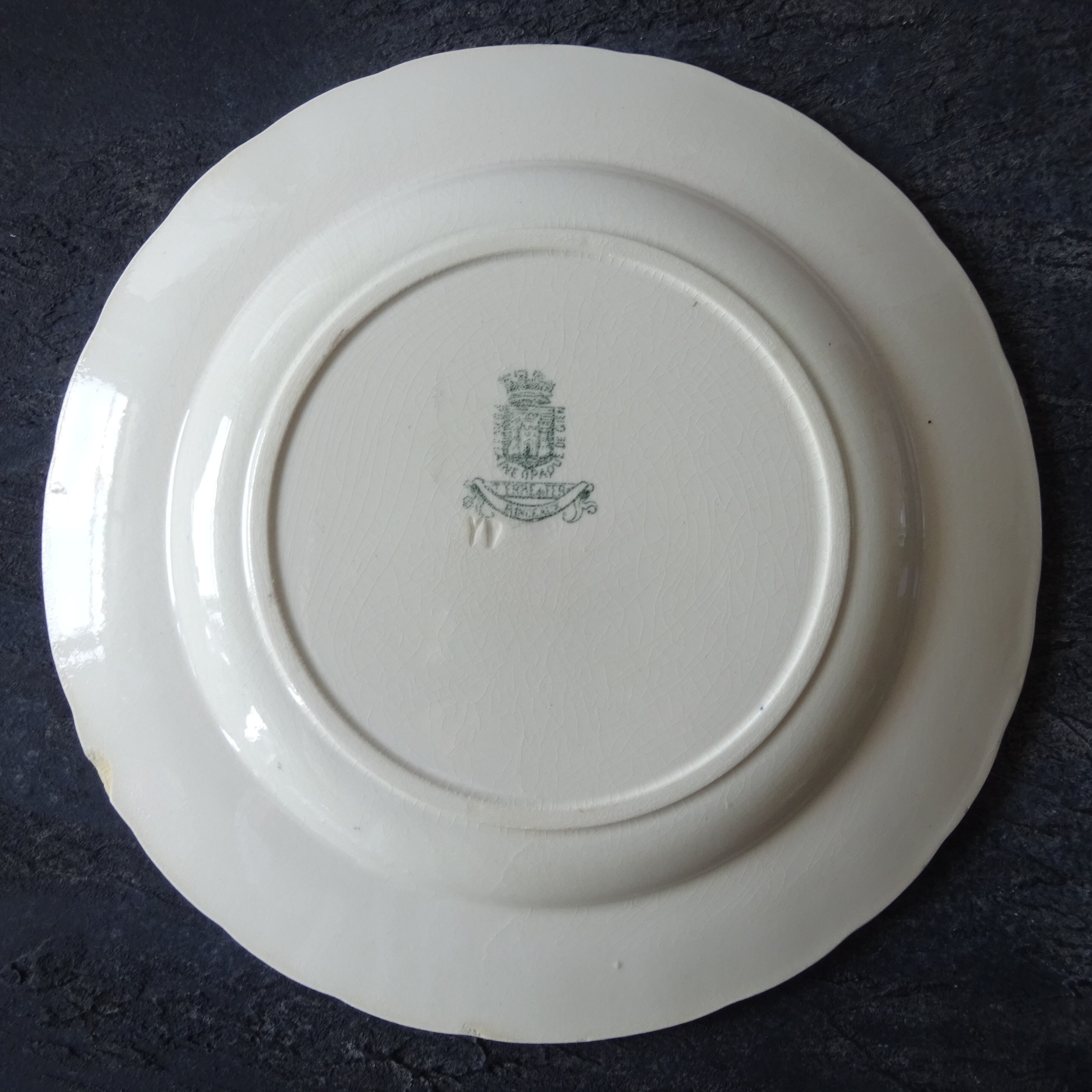 TERRE de FER PORCELAINE OPAQUE DE GIEN modèle 《RINCEAUX》 assiette plate (B)