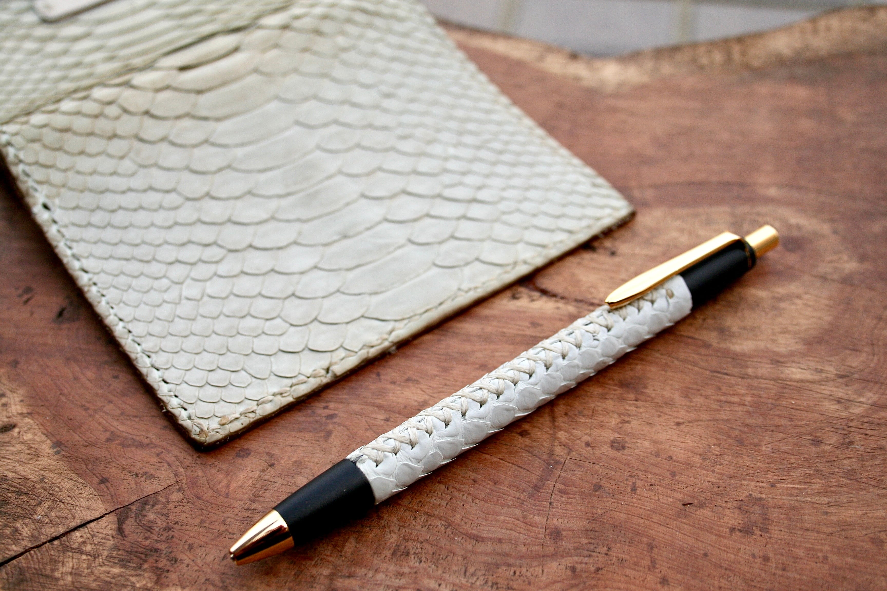 あいすさん専用　シックザール 巳年限定 パイソンレザー 白蛇革軸 ラスト販売 ☆巳年限定☆ 革軸ペン【パイソンレザー（白蛇革