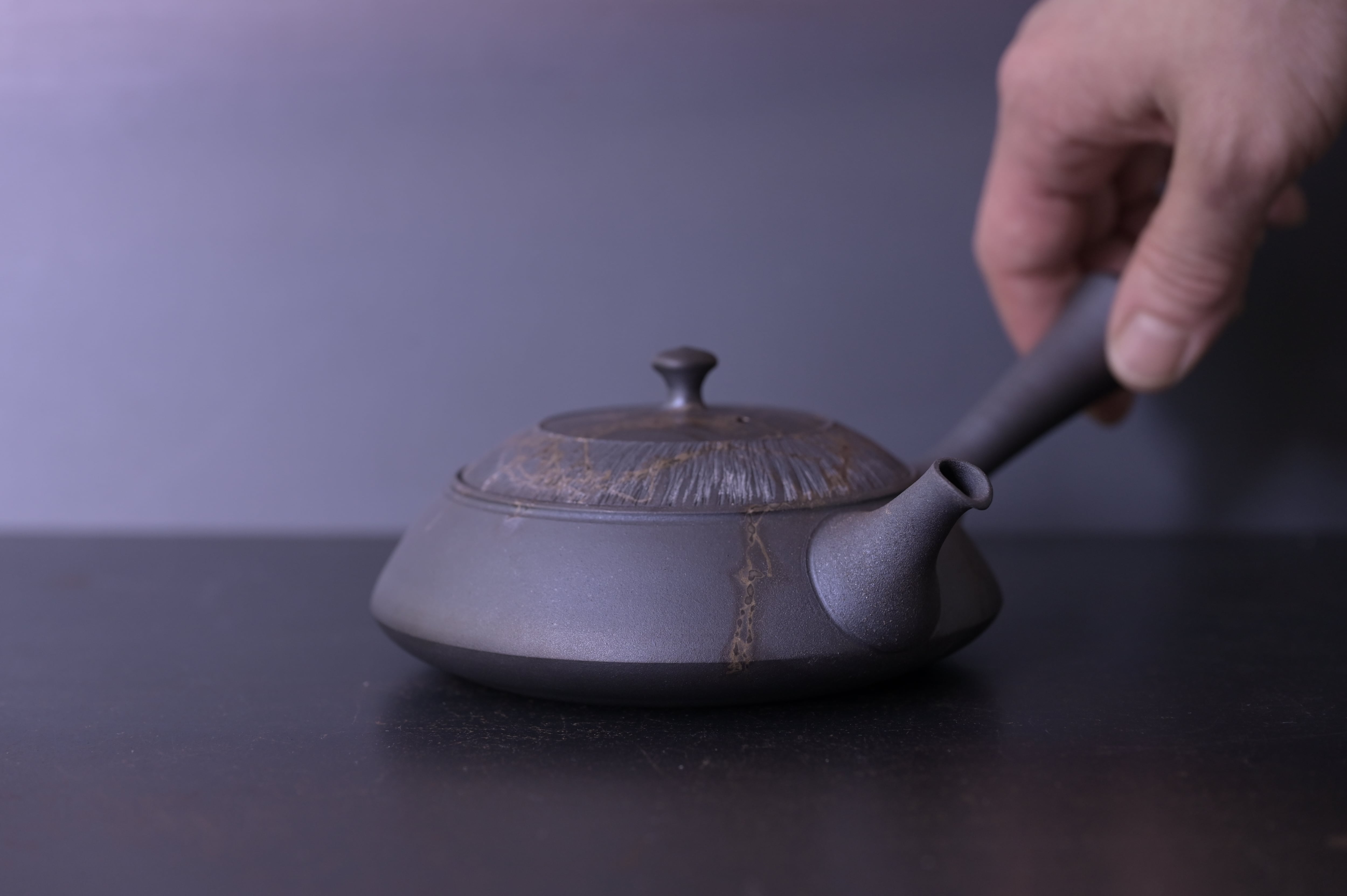 藤田徳太 藻掛飛鉋平三角急須 大 | 鎌倉倶楽部 茶寮