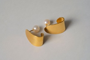 ［P-29］brass＋ゴールドメッキ し型ピアス（短）