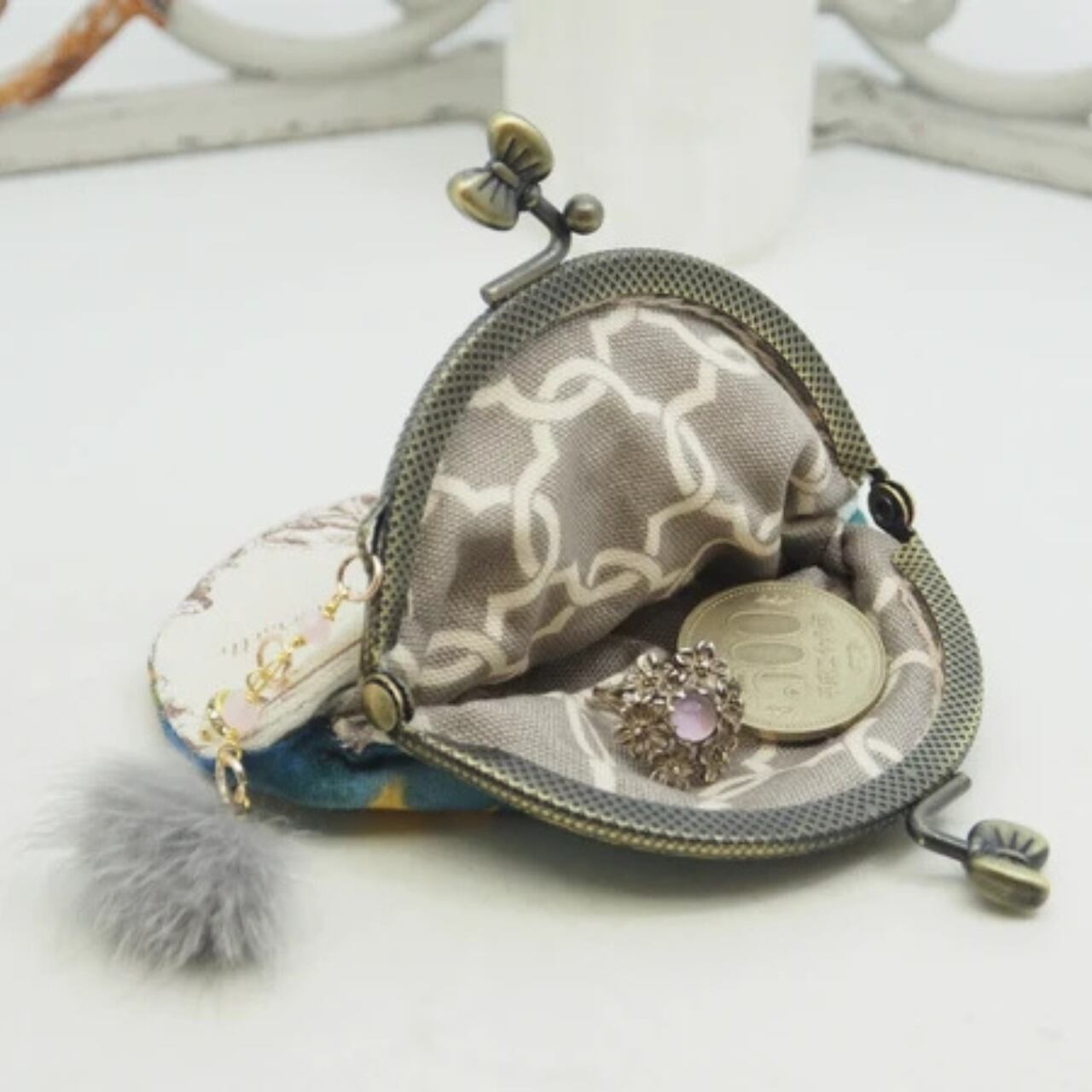 【ハンドメイド】がま口ポーチ・コインケース|猫と小鳥とリボン(口金8.5センチ)