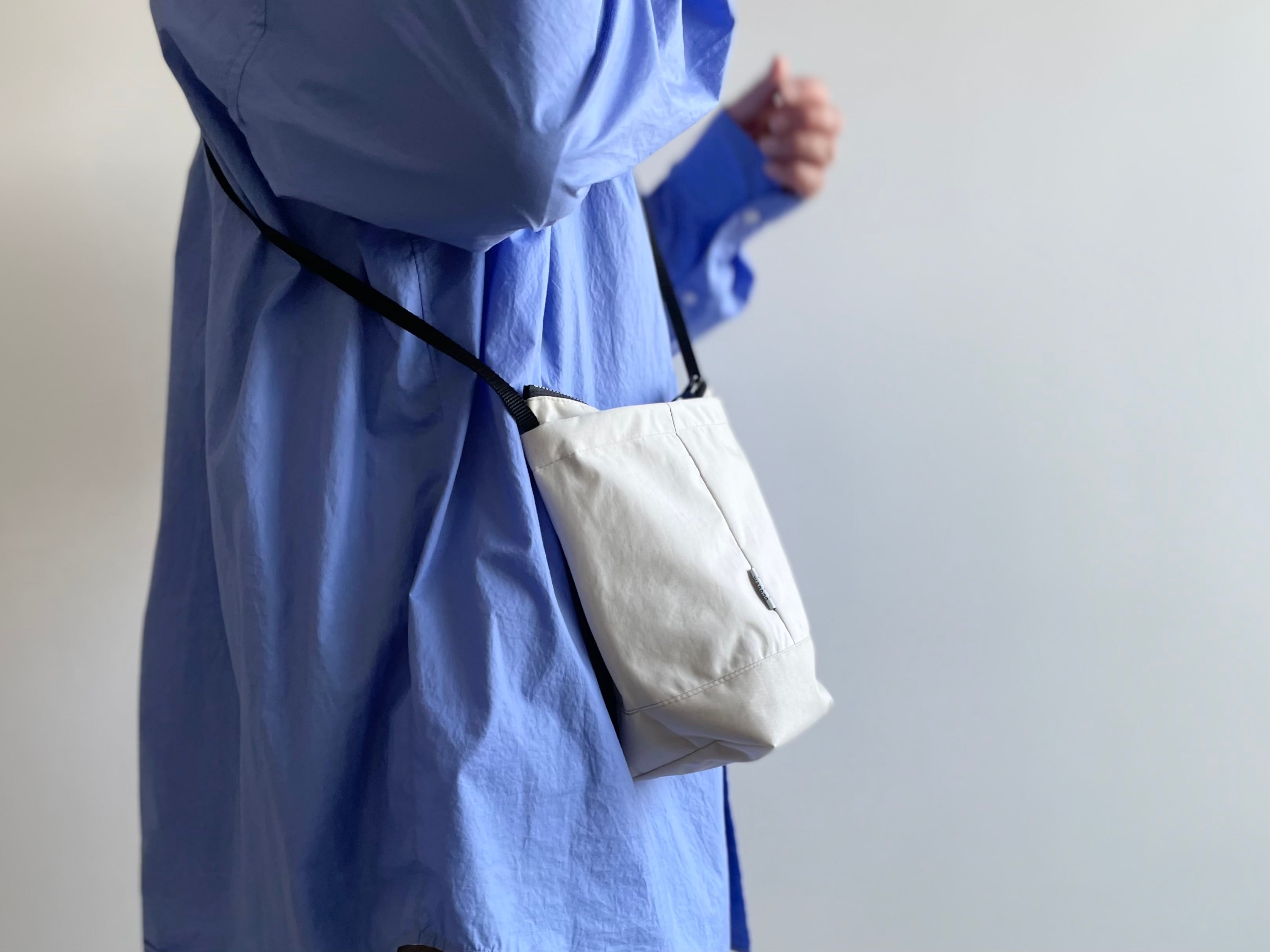 超軽量・防水ナイロン / 長財布対応ショルダーバッグ / アイボリー