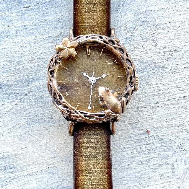 【miri様専用ページ】桜咲く朝日に輝く水面を見つめる蛙腕時計M