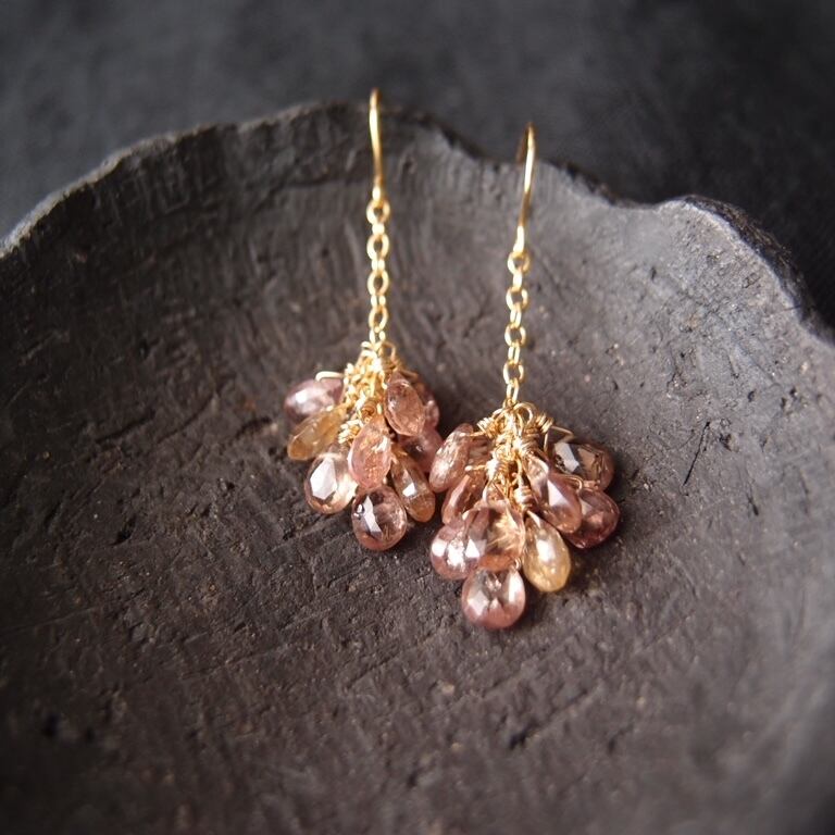 K14gf】Change Garnet Dangling Earrings／チェンジガーネット 小房
