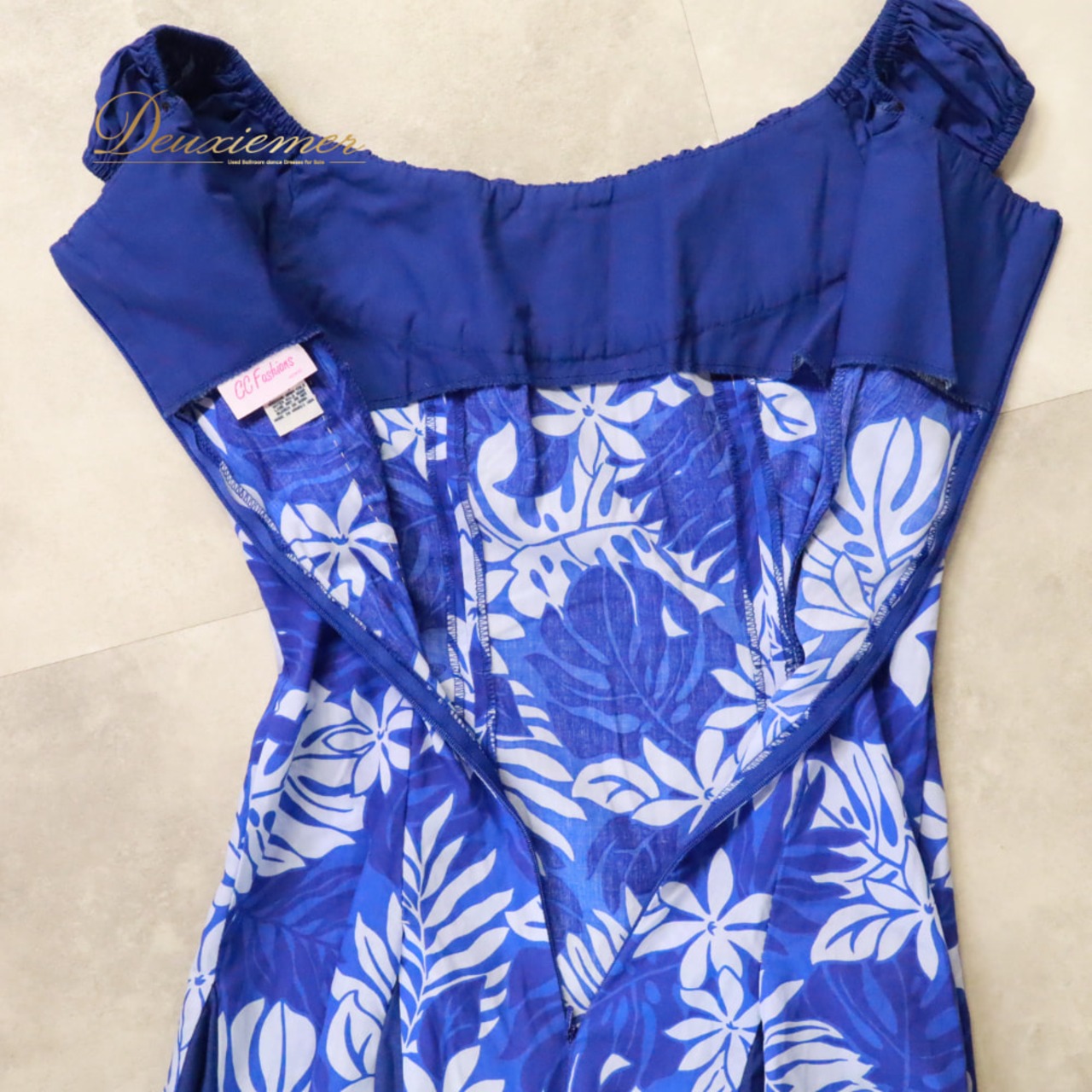 フラダンス 衣装 CC Fashions CCファッション ワンピース ドレス ブルー系 モンステラ柄 ティアレ柄 植物柄 花柄 ハワイアンプリント ハワイアン アロハ フラ ダンス レッスン 練習 ハワイアンダンス フレアスカート ノースリーブ 青 紺 ネイビー系 ホワイト系 華やか かわいい おしゃれ 上品 大人っぽい