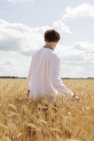 ウクライナ刺繍ヴィシヴァンカ（白）クロスステッチ手刺繍　Mサイズ　メンズ