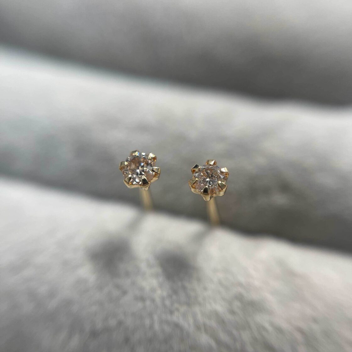 K18 天然ダイヤモンド スタッド ピアス トータル 0.10ct 18金 イエロー 