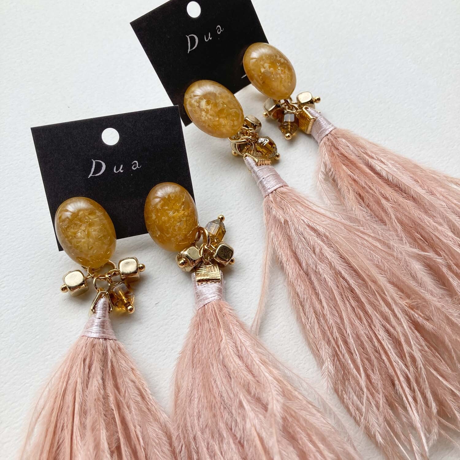 朝露柄チェコカボションとピンクファータッセルの〈ピアス/イヤリング〉 | Dua-アクセサリーパーツショップ