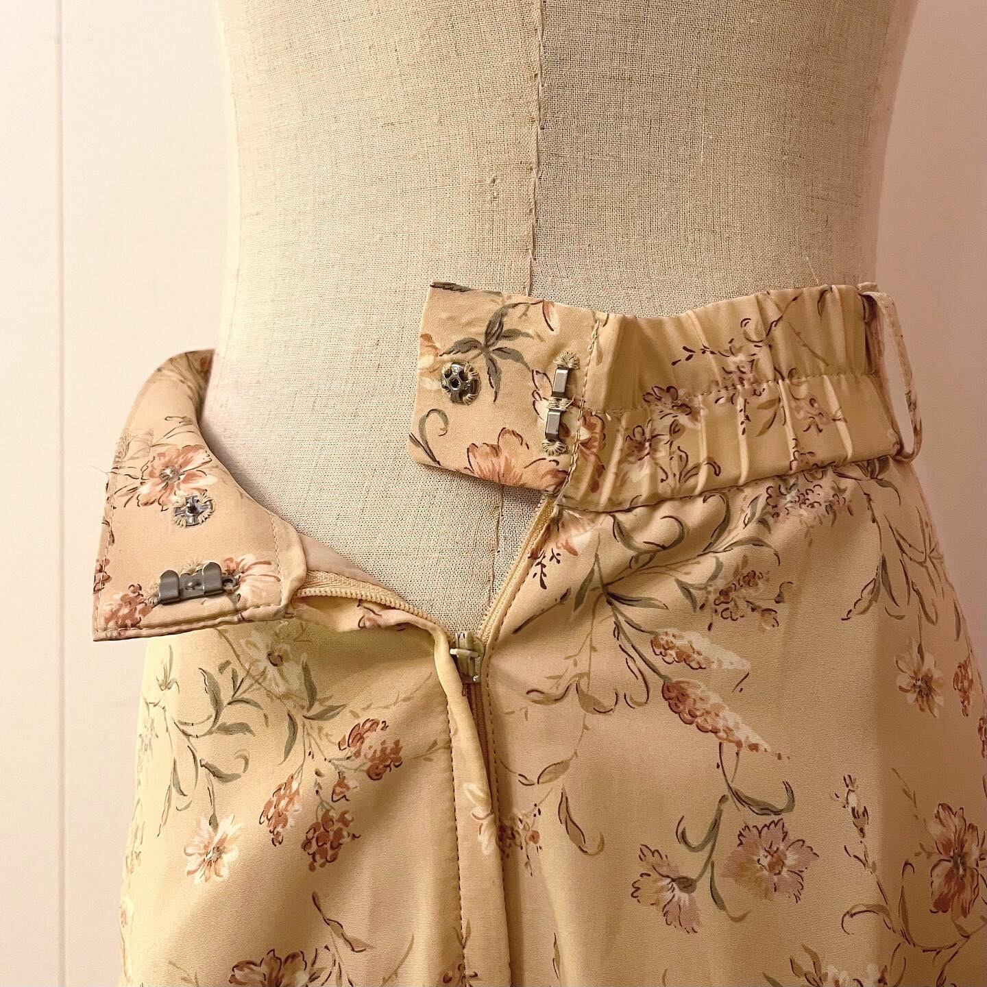 cream beige flower belt flare skirt