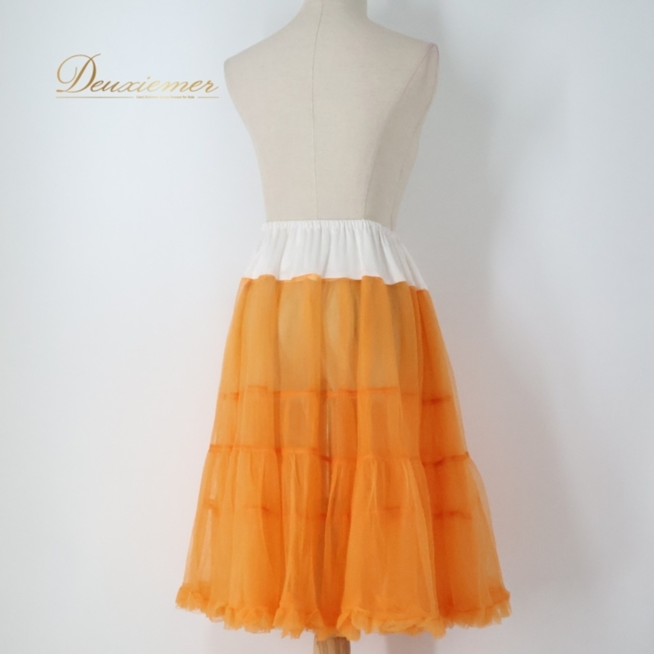 フラダンス 衣装 ペチコート スカート オレンジ系 アビバーレ Avivare ハワイアン アロハ フラ ダンス レッスン 練習 無地 シンプル 華やか 鮮やか ふんわり かわいい おしゃれ ホワイト系 橙 白 チュール セット 透け感 フリル フリルスカート スカートセット 女性用 ふんわりスカート スカートウェア ダンス 衣装セット 透け感スカート 舞台衣装 かわいい衣装