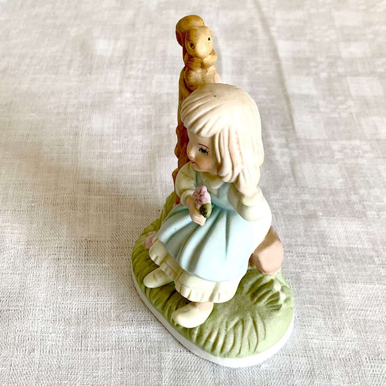 置物　陶器人形　少女とリス パステルカラー 12OTce19