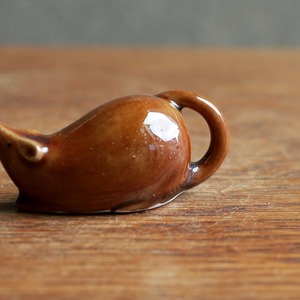 明日を見つめる、ころんとかわいい陶器のネズミ（子）