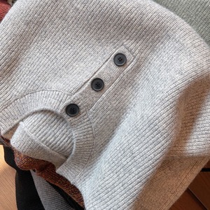 ヘンリーカラーボタンラウンドネックニット　1037