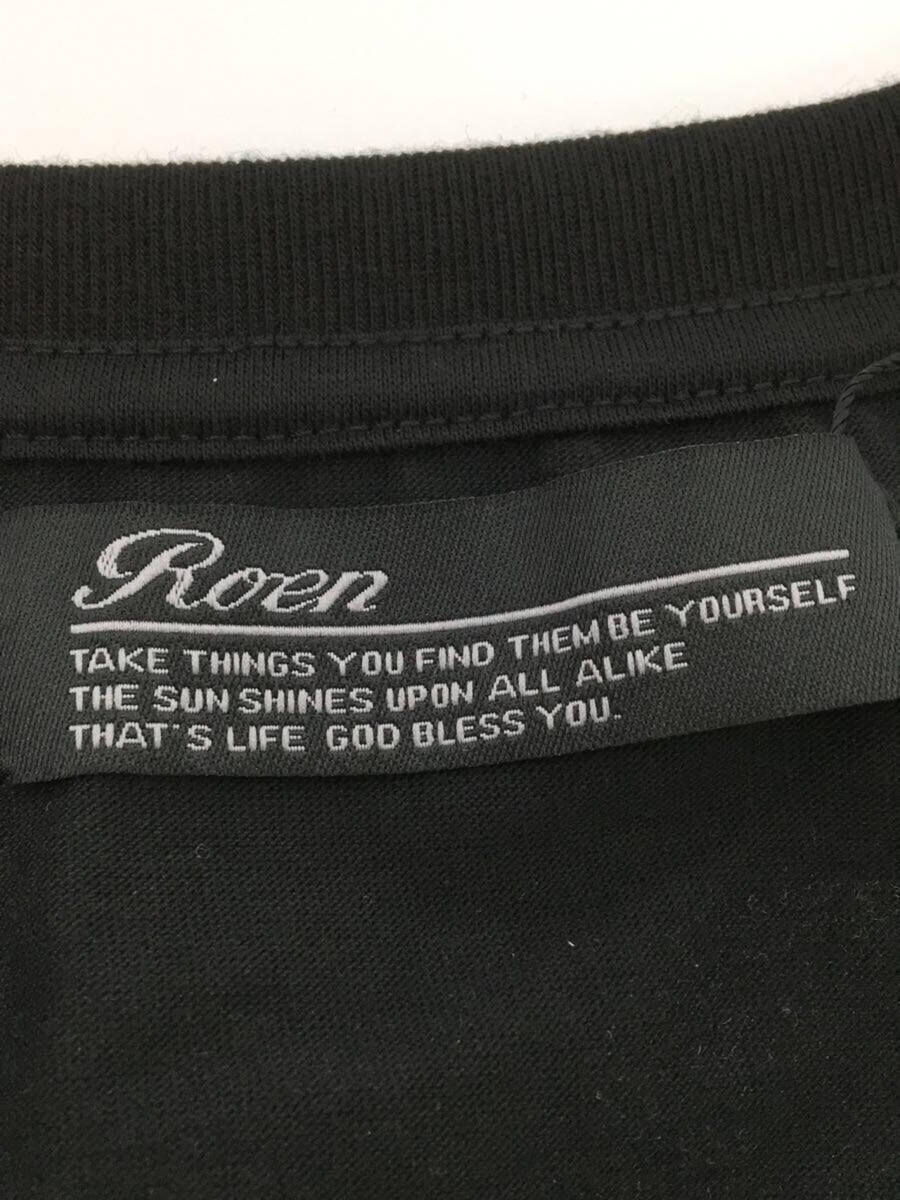 Roen(ロエン)バックプリントロゴVネックカットソー/ブラック