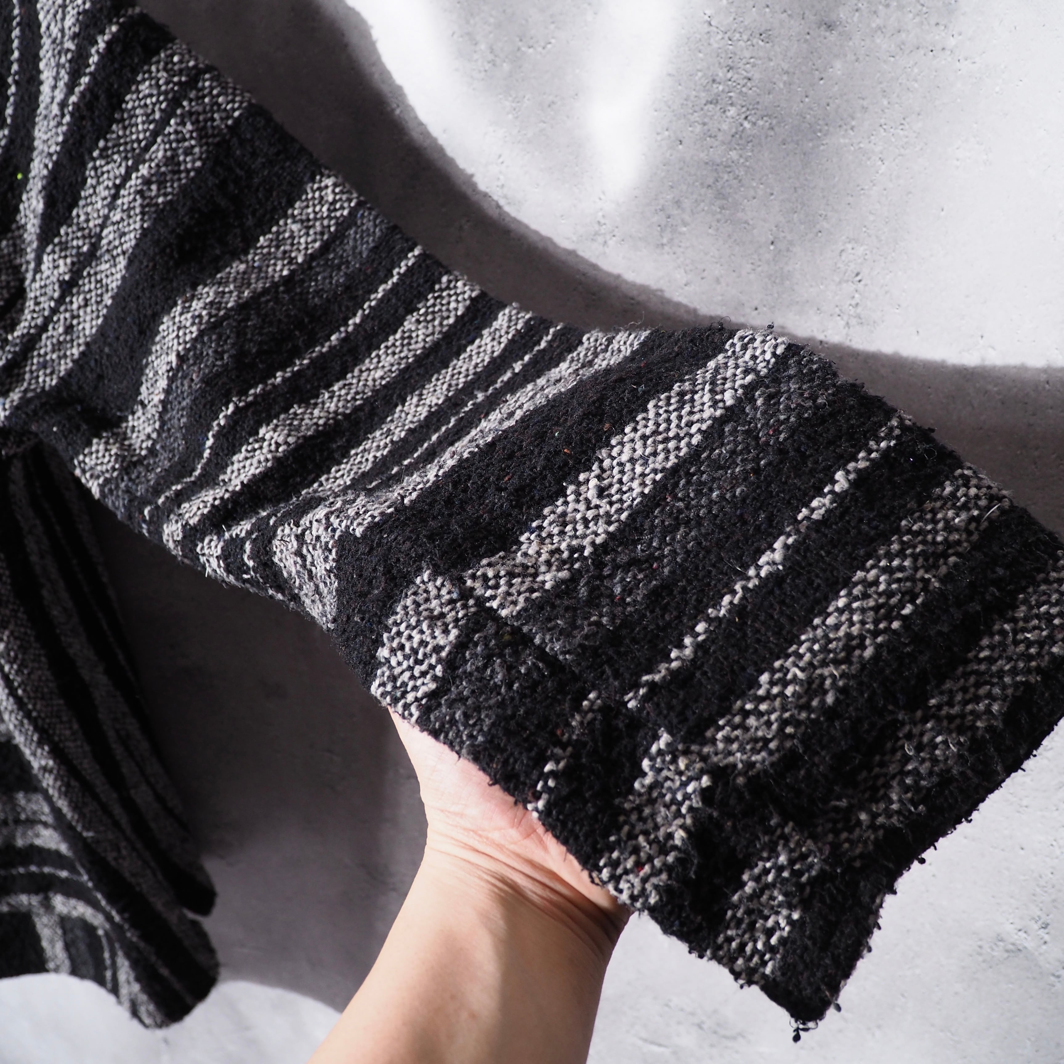 King over loose silhouette monotone line pattern vintage mekisikan Parker