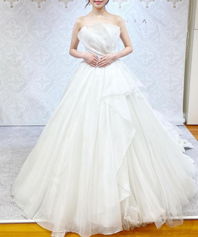 ウエディングドレス ラッフルフリル 編み上げ 裾に繊細レースを  