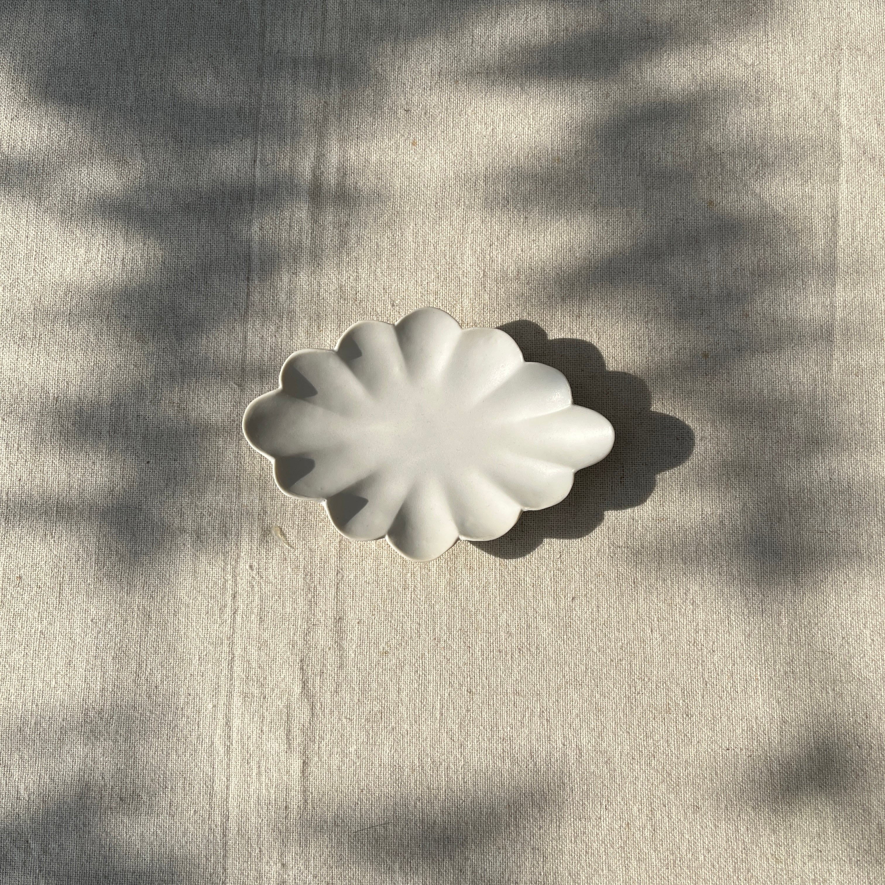 臼杵焼 USUKIYAKI 輪花菱豆皿 ホワイト USUKIYAKI研究所