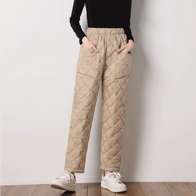 レディース パンツ ボトムス テーパードパンツ ロングパンツ ロング フェミニン ポケット ハイウエスト ウエストゴム キルティング 厚手 中綿 かわいい 大人可愛い きれいめ シンプル カジュアル 上品 おしゃれ こなれ感 ガーリー 抜け感 ベーシック 無地 秋 冬 10代 20代 30代 学生 学校 通学 お出かけ お泊まり 女子会 休日 ガーデン ショッピング カフェ 暖かい 防寒 普段使い 着回し M L XL 2XL 3XL 大きいサイズ ゆったり ブラック ブラウン カーキ ネイビー グリーン