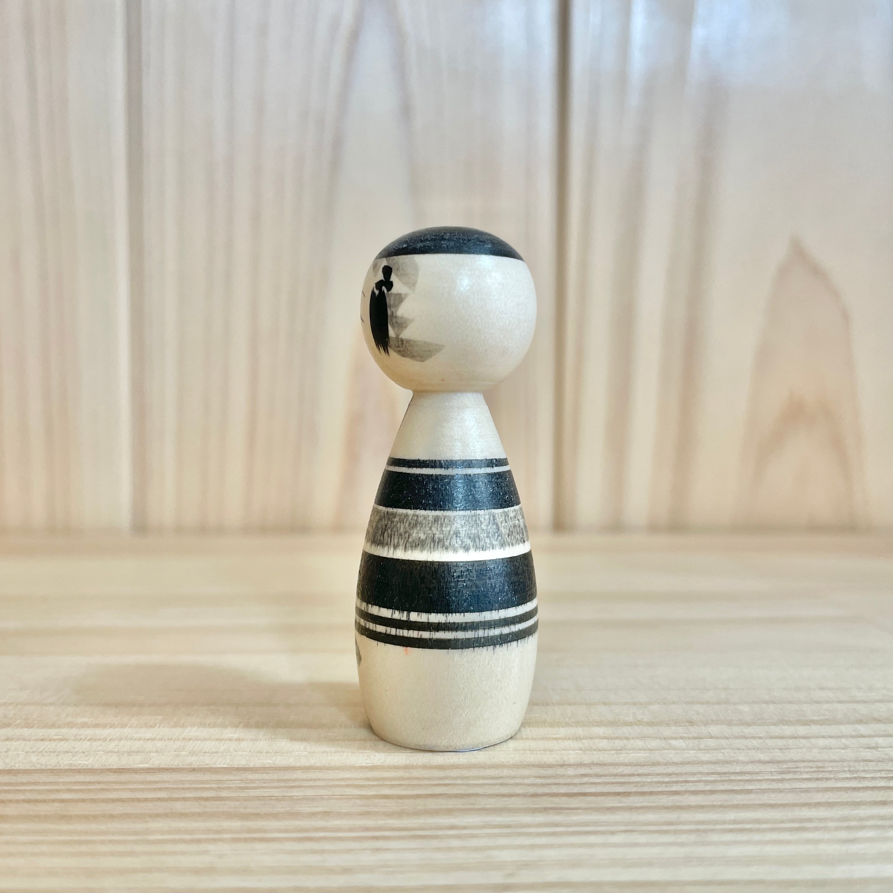 新山真由美工人：弥治郎系】小寸こけし 黒 着物：2寸 6㎝ N10MaN-343