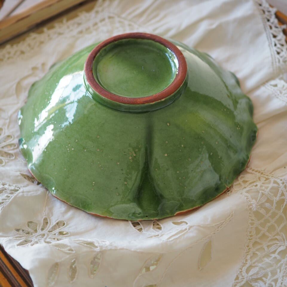 淡い緑釉のプロヴァンス陶器 | ヴィラモンローズ