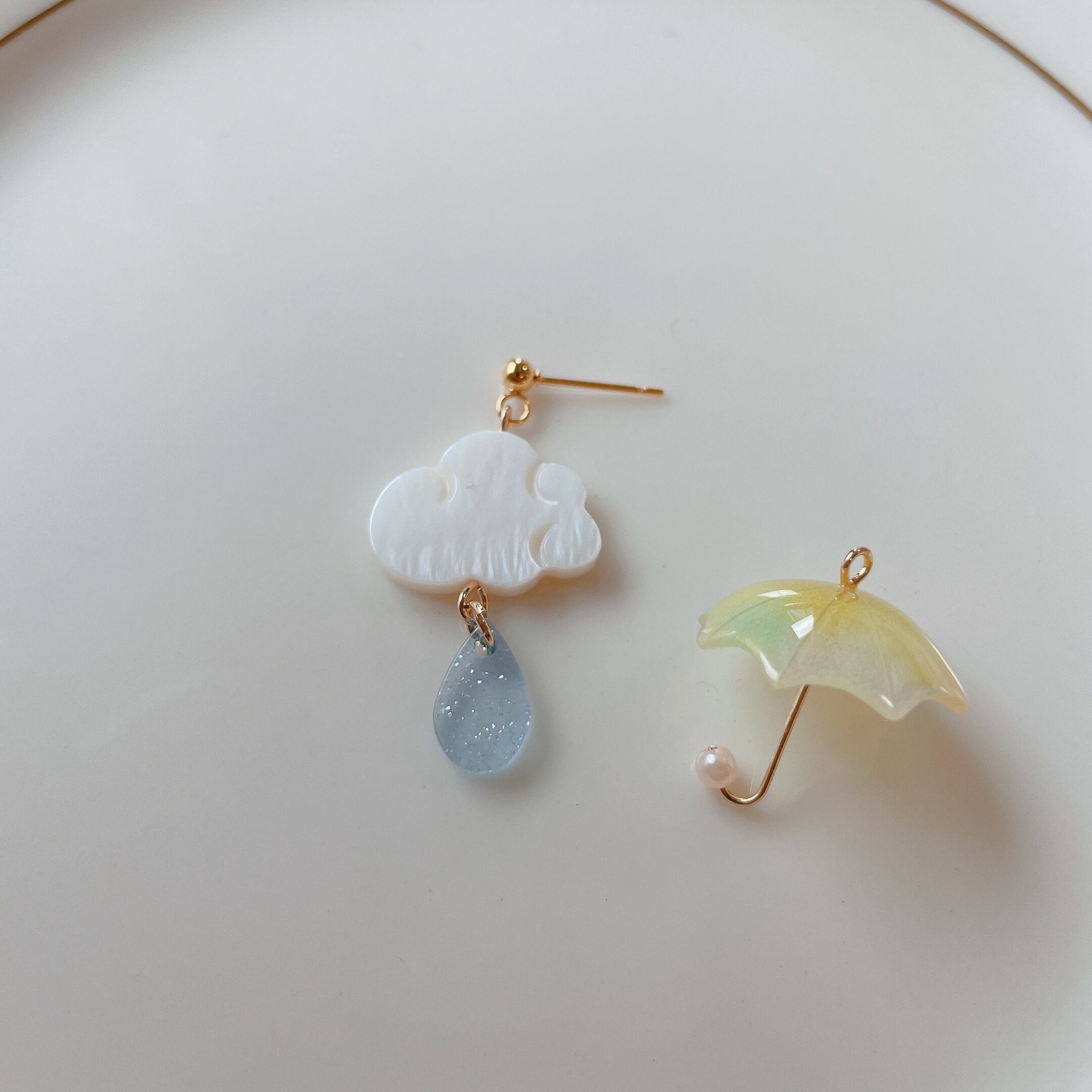新作❤︎︎夏のアクセ あした晴れるかな 雲と傘のピアス イヤリング 