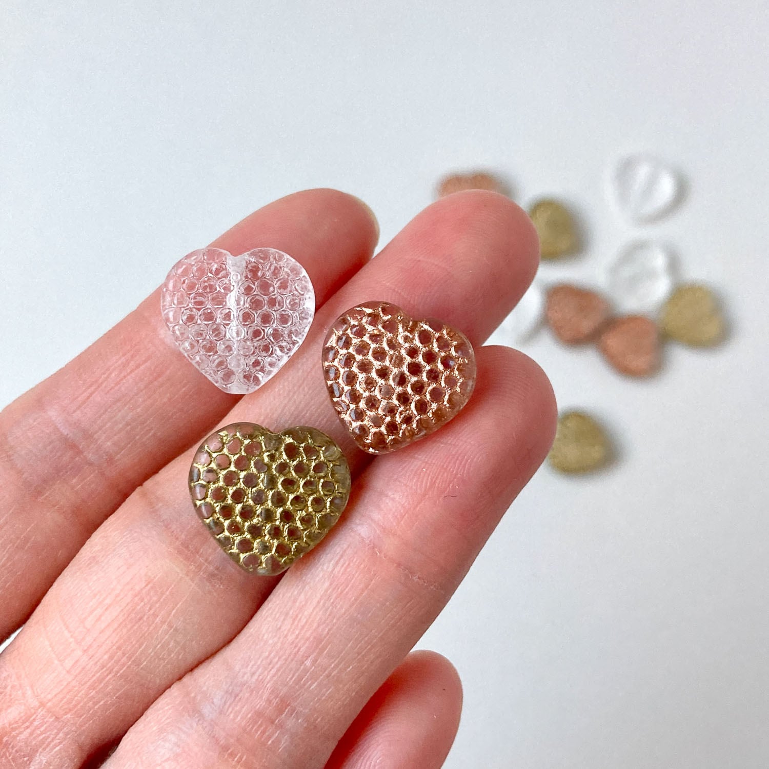 つぶつぶ模様のハートチェコビーズ | Dua-アクセサリーパーツショップ