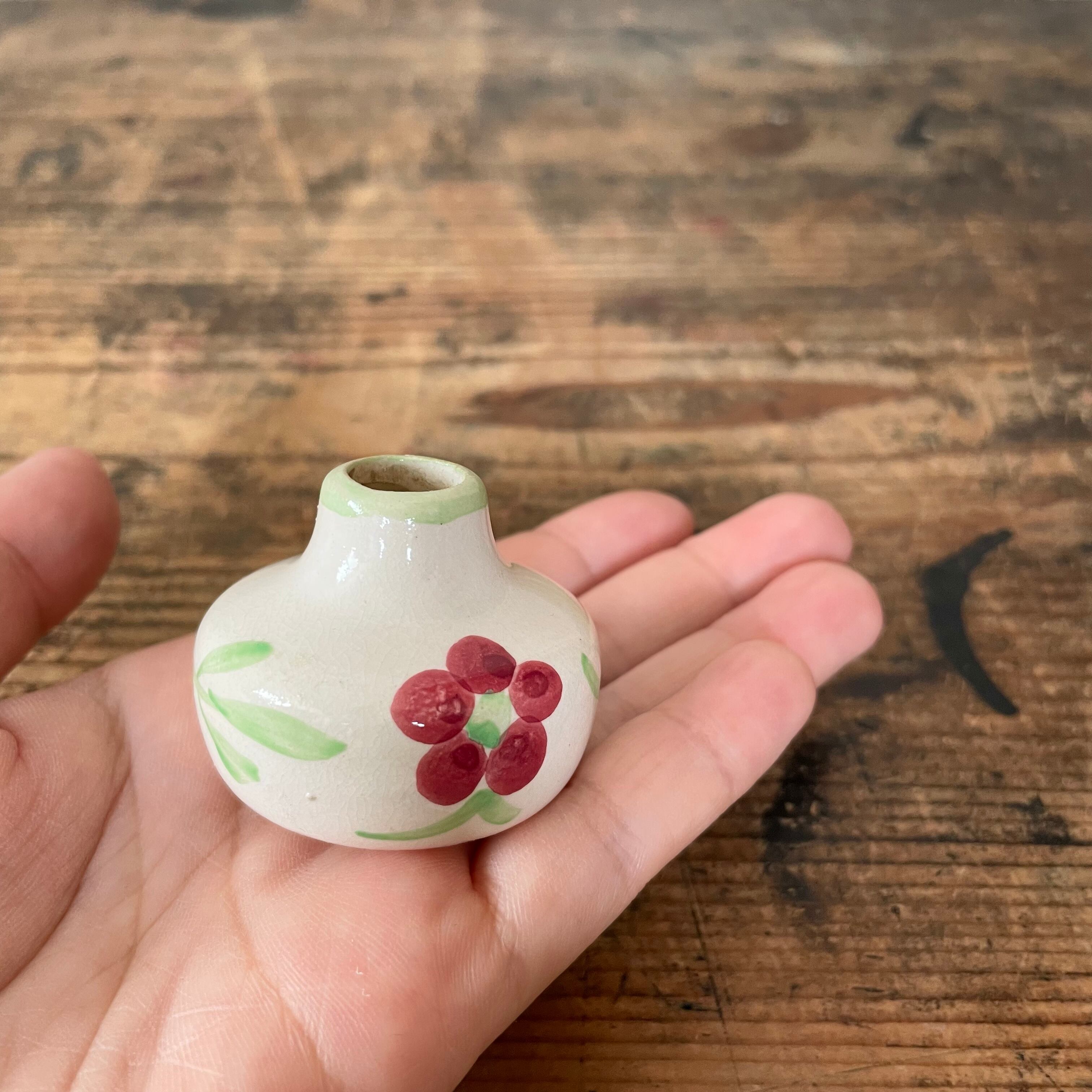 小さな花模様の一輪挿し