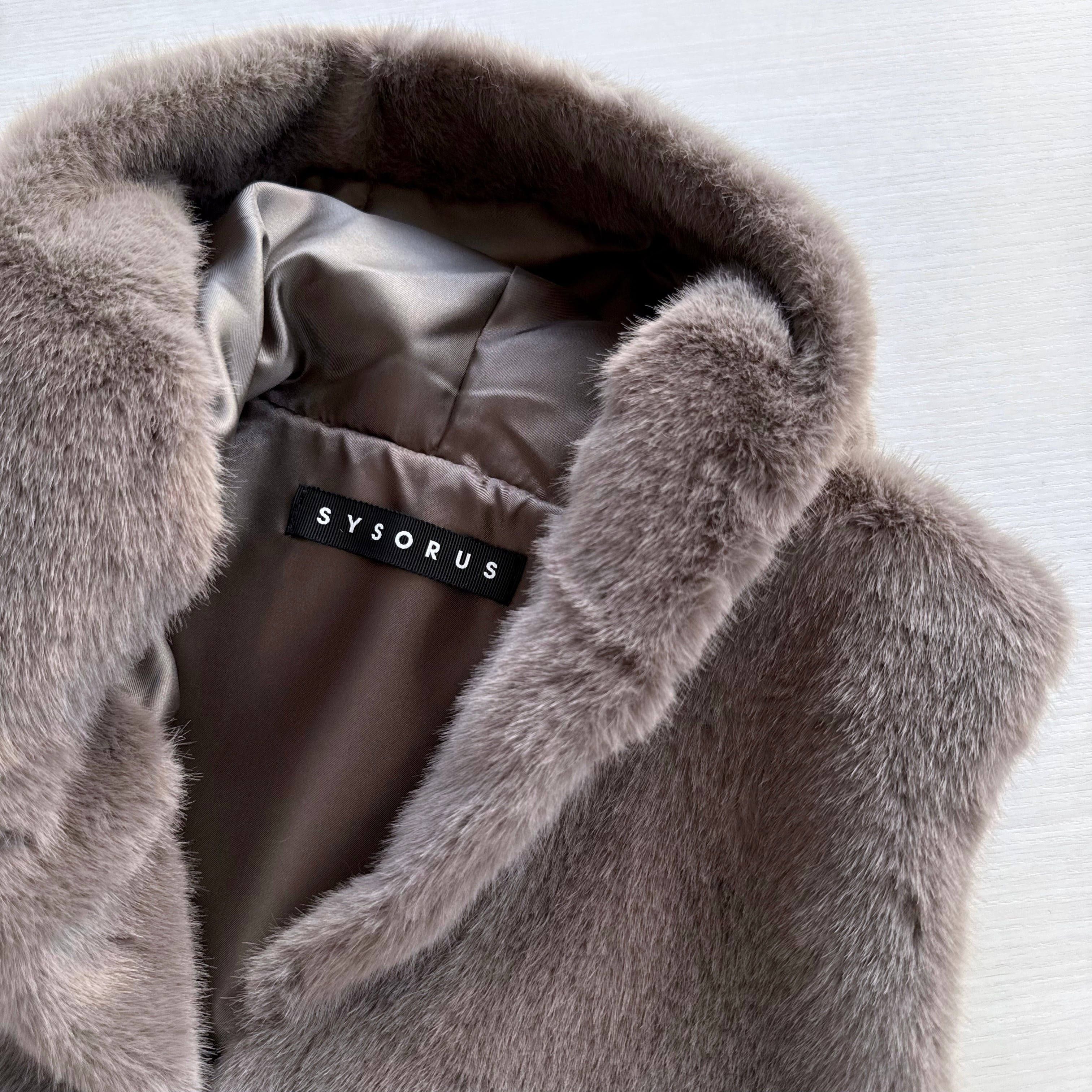 残り僅か！SYSORUS(シソラス) バルーンヘムフーデッドフェイクファー