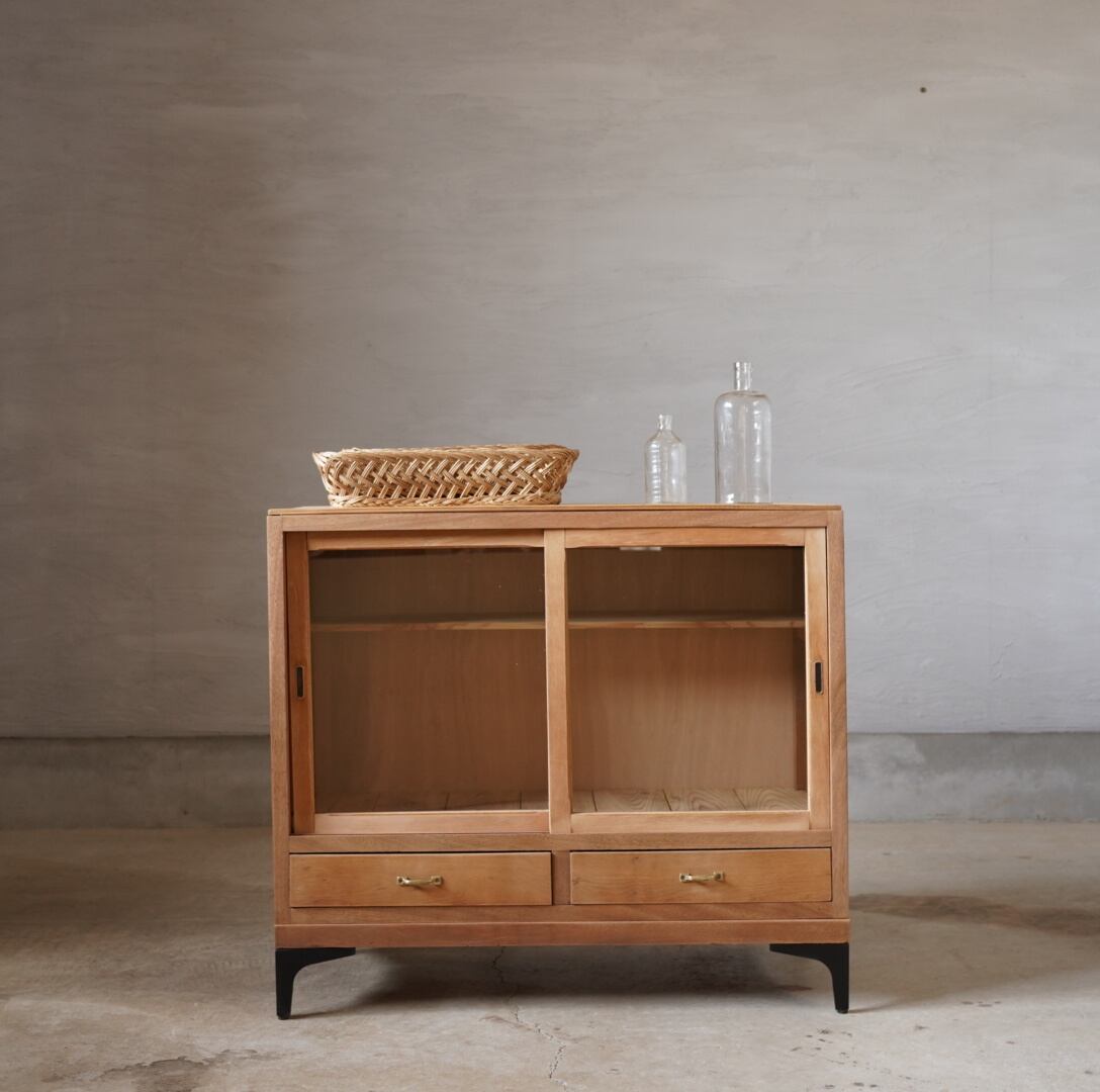 アイアン脚のキャビネット